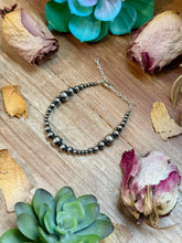Load image into Gallery viewer, Graduated Sterling Silver Pearl Bracelet (3–8mm)