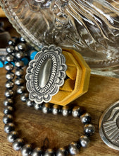 Load image into Gallery viewer, Tahe Concho Style Ring
