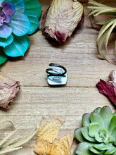 Load image into Gallery viewer, MJ Purple Spiny Oyster Sterling Silver Ring – Square
