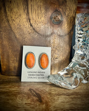 Load image into Gallery viewer, Spiny Oyster Oval Earrings
