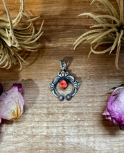 Load image into Gallery viewer, Naja Pendant with Red Spiny Oyster – Sterling Silver – Native Made by KB
